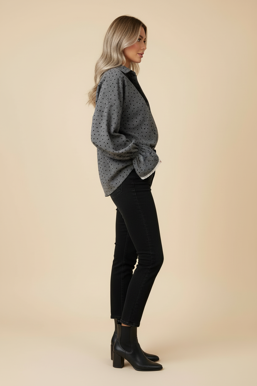 Polka dot bluse med flagrende ærmer og blonde manchetter