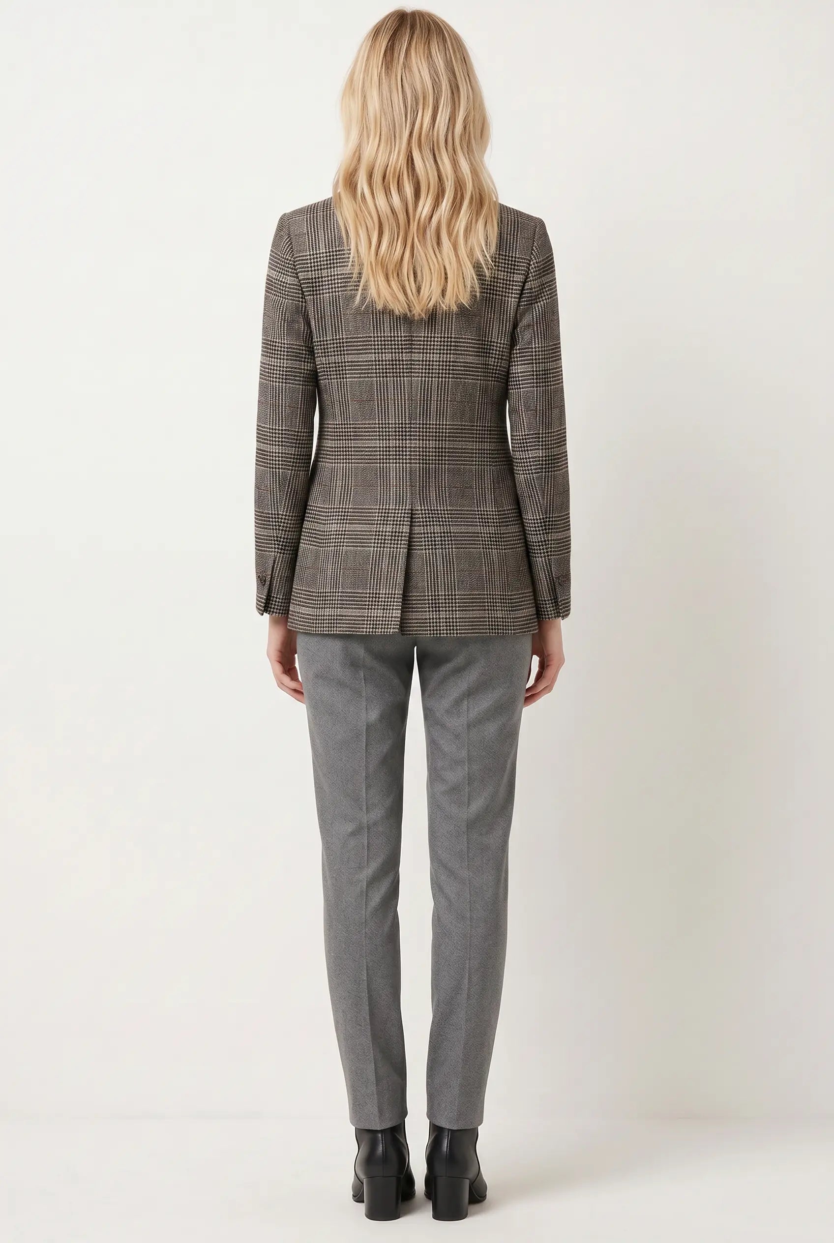 Tjekket kvinders blazer med struktureret form og knapfront