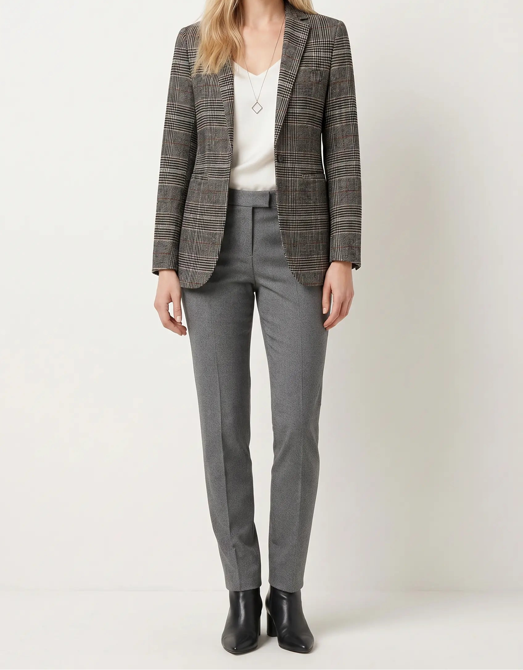Tjekket kvinders blazer med struktureret form og knapfront