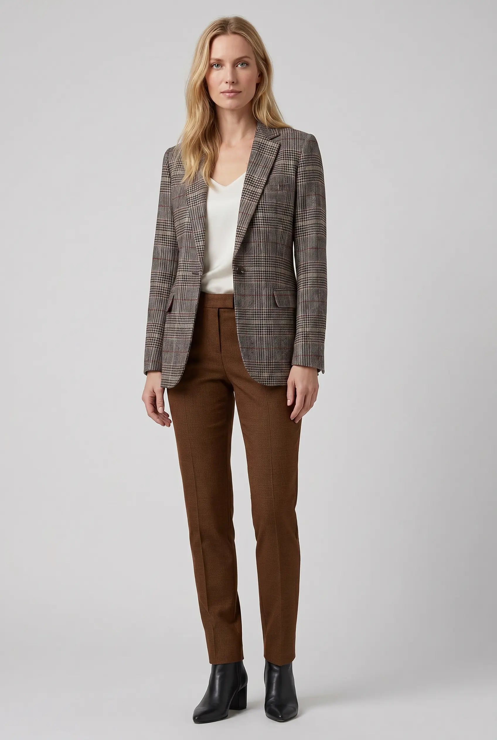 Tjekket kvinders blazer med struktureret form og knapfront