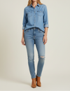 Denim skjorte med knapper, brystlommer og buet kant