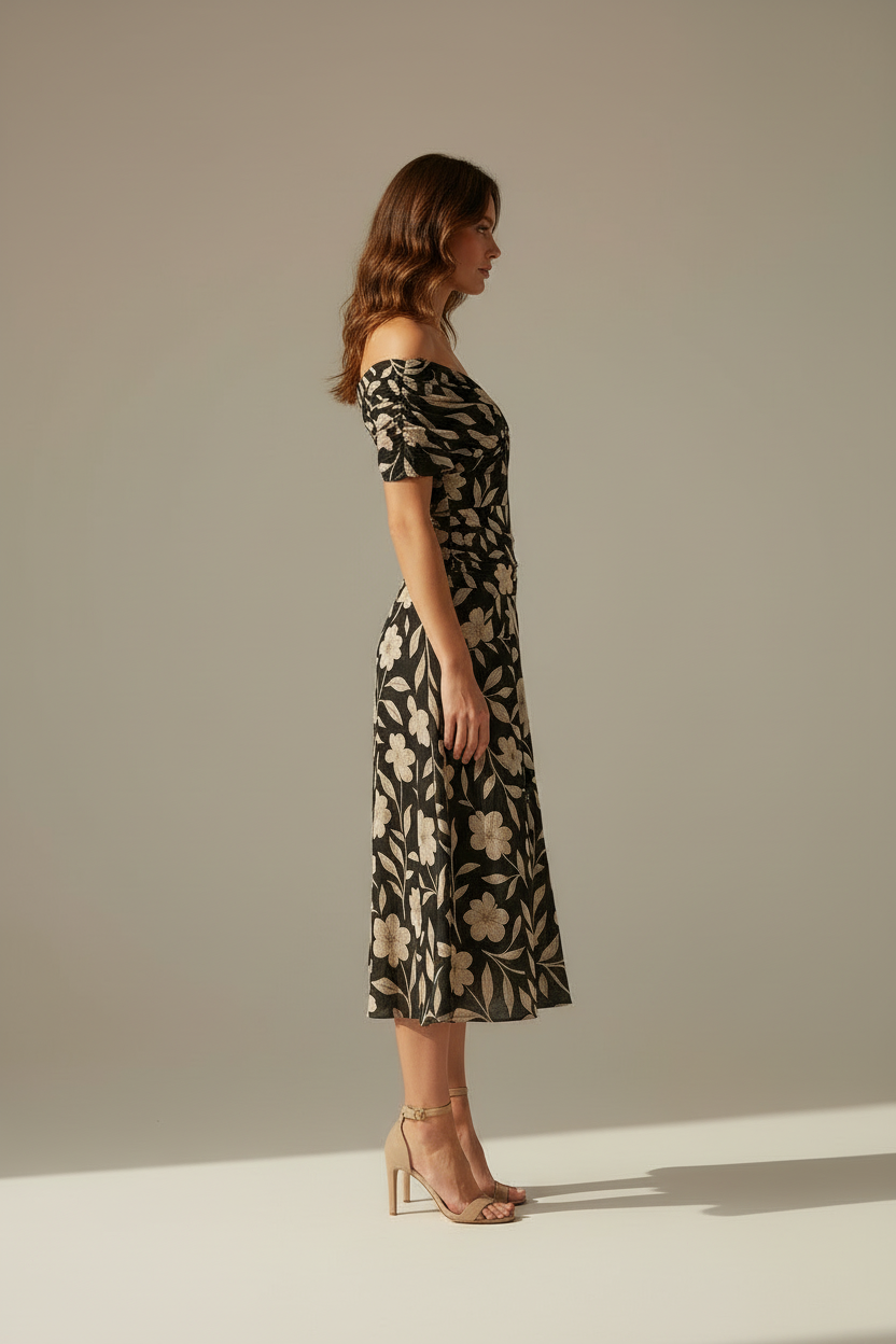 Fluid Elegance Kjole med Struktureret Silhuet