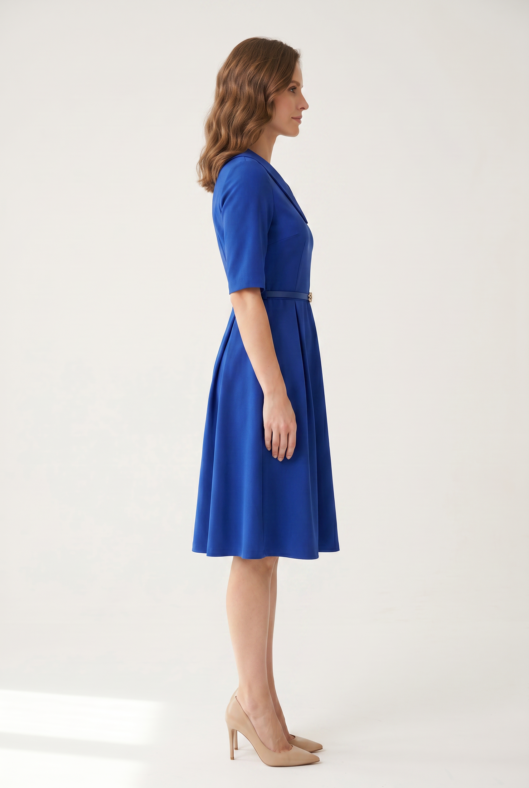 Midi kvindekjole med asymmetrisk udskæring og bælte i taljen